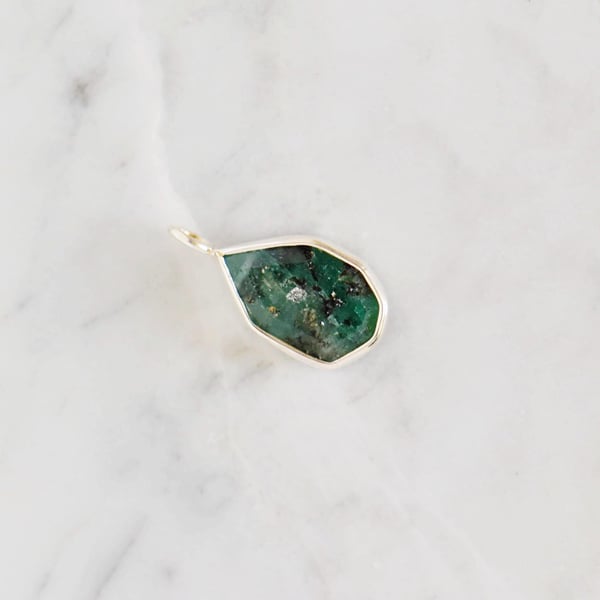 Image of Colombia Emerald faceted cut mixed shape silver neckace no.3