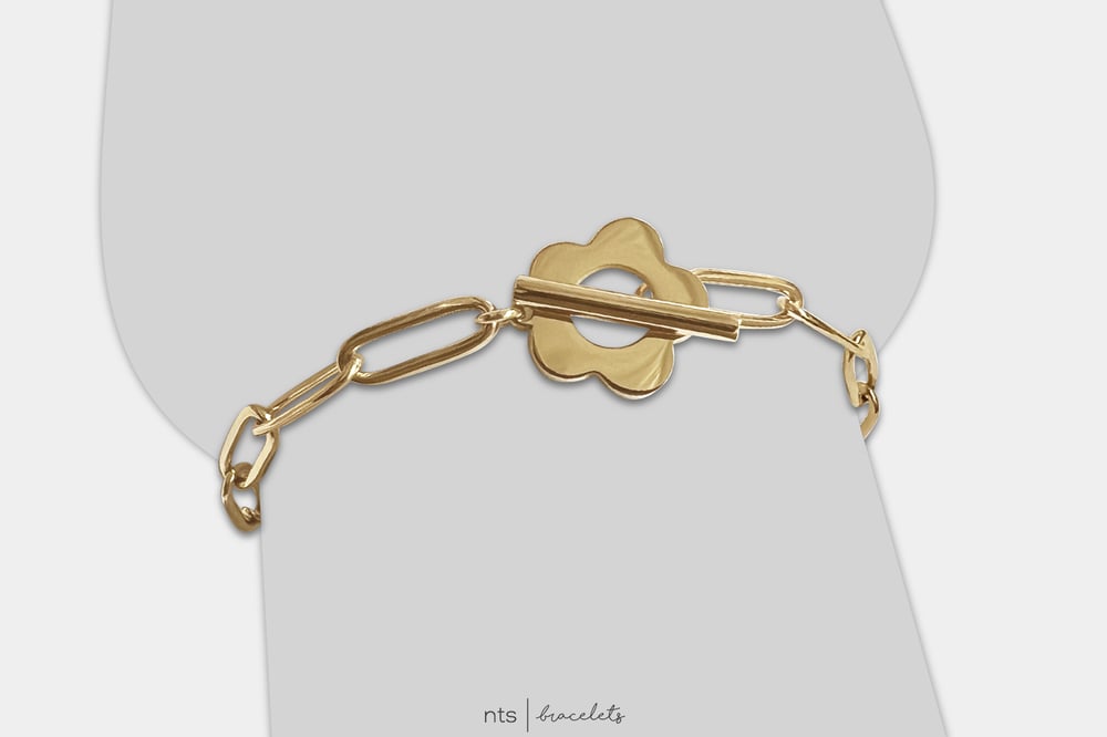 Image of GOLD BLOOM FOR YOURSELF PAPER CLIP BRACELET  (Gold)