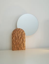 Image 1 of Miroir à poser ou mural "RELÈU" en chêne sculpté