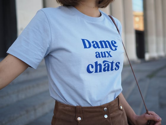 Image of Camiseta "Dame aux chats" azul