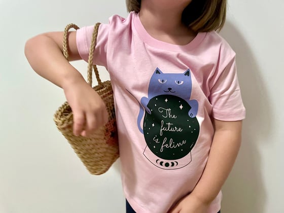 Image of Camiseta infantil "Future is feline" rosa