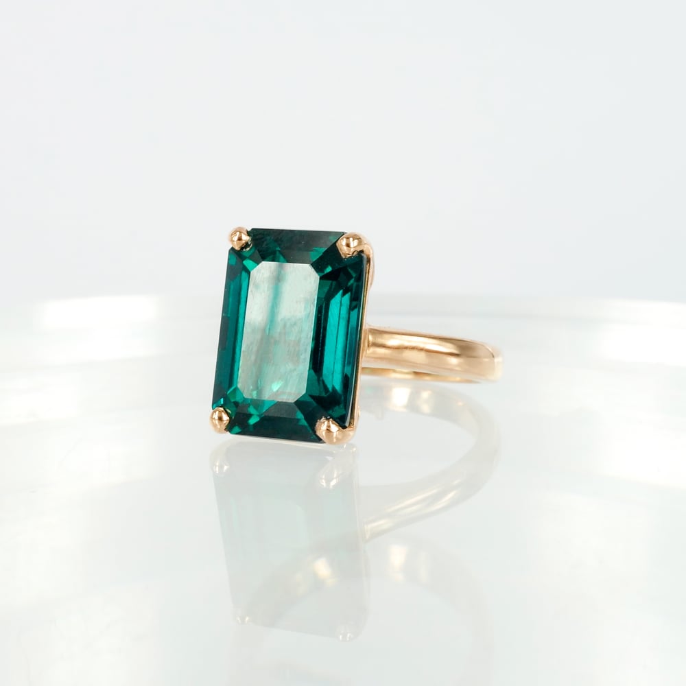 Image of Large 9ct yellow gold hydrothermal emerald cocktail ring. Pj5975
