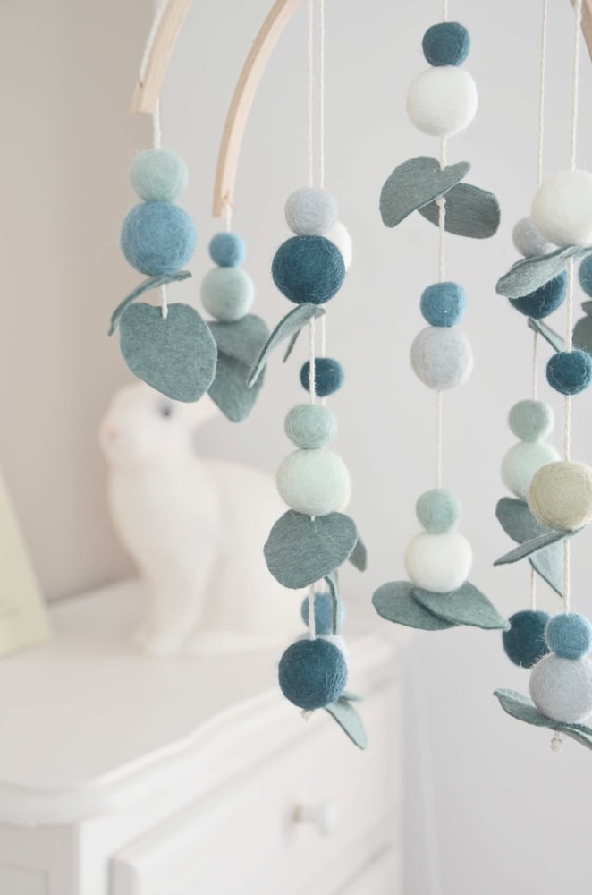 Image of Mobile eucalyptus en boules de laine feutrée Calm