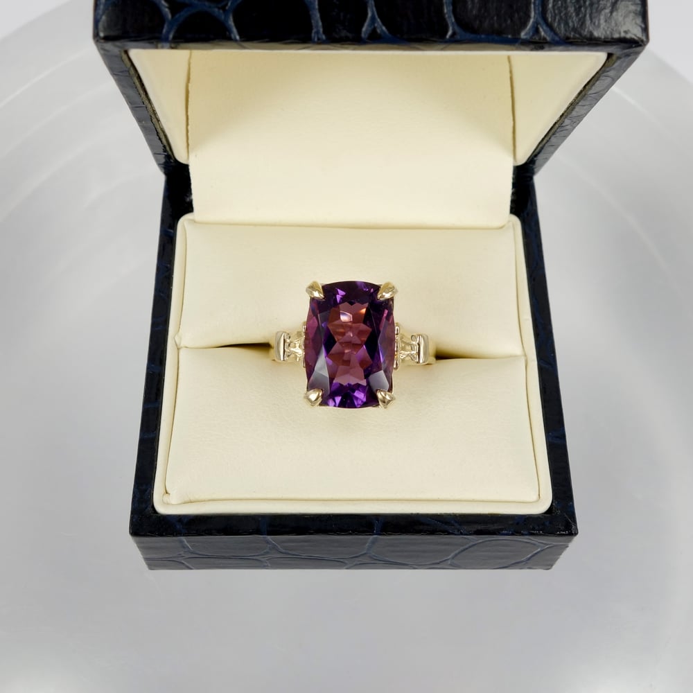 Image of Large 9ct yellow gold Amethyst cocktail ring. Pj5973