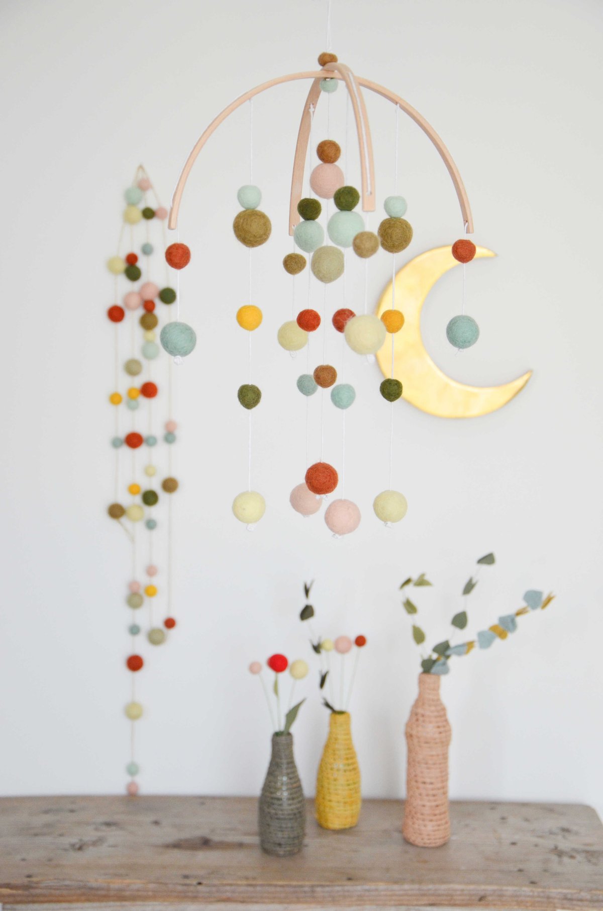 Image of Mobile décoratif et poétique coloré rouille, jaune pastel, menthe