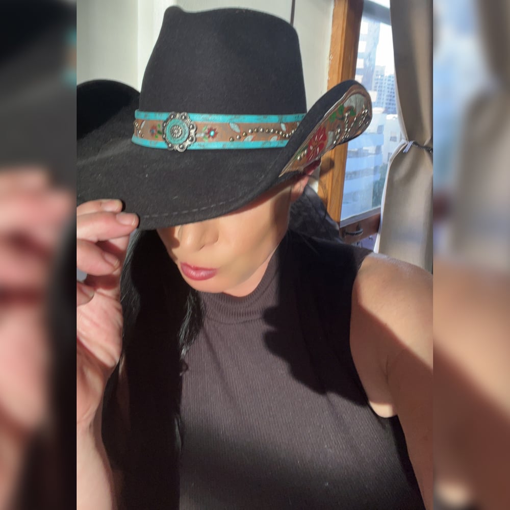 Worn Embroidered Cowgirl/Cowboy Hat + Free Signed 8x10 + Free Kiss Card