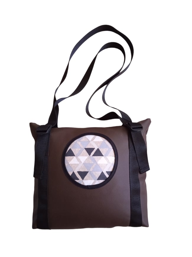 Bolso polipiel triángulos marrón 