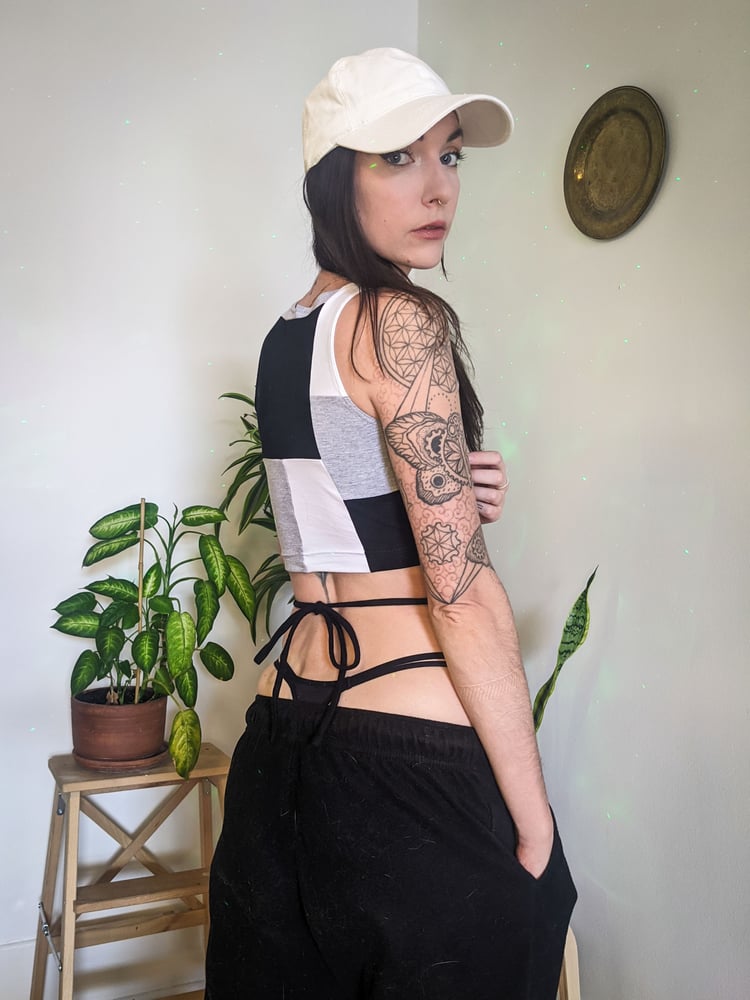 Image of Grey Scale Size Small Tie Crop
