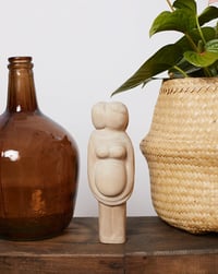 Image 2 of Escultura Embarazo