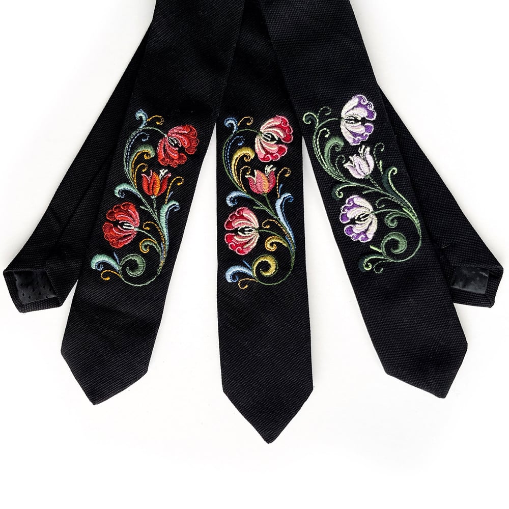 Image of Broderte slips med mønster inspirert av rosemaling