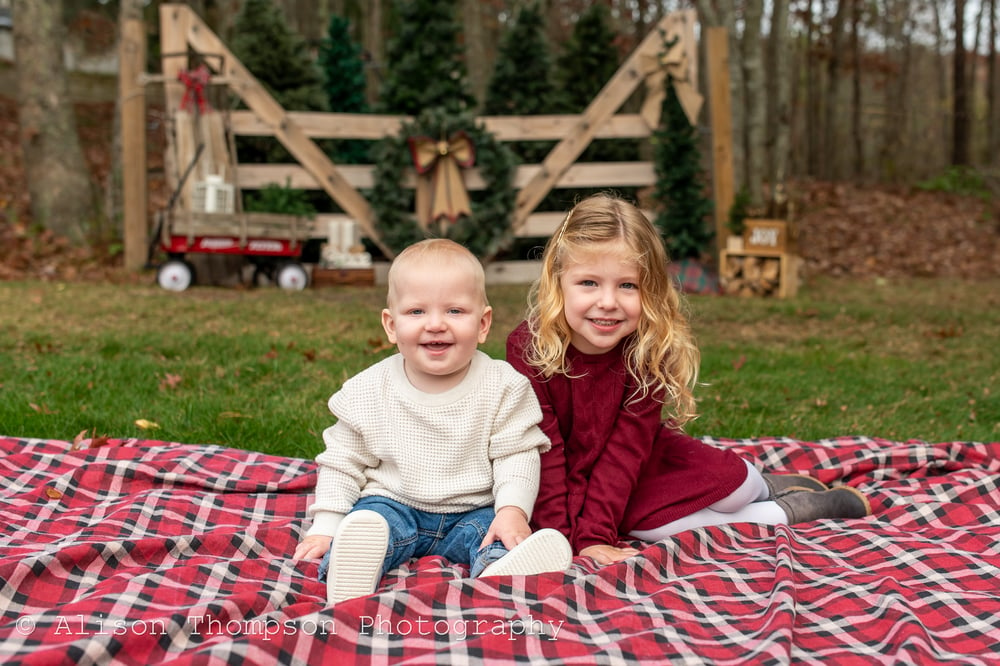 Image of Wednesday 12/7 - Holiday Themed 20 minute photo session w/3 background choices