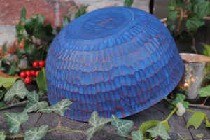 Image of Blue sculpted salad bowl - Saladier bleu sculpté