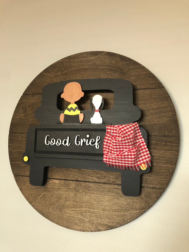 Image of Charlie Brown / Snoopy truck on a 18” shiplap round background 