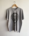 T-shirt gris et spirale marron