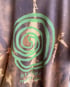 T-shirt marron et spirale verte Image 2
