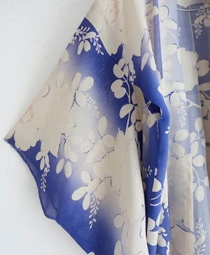 Image of Blå kimono af rayon  med strandroser og berberis/ 'Too Fairy'