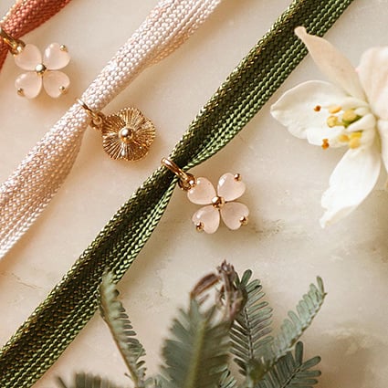 Image of Bracelet fleur rose sur lien vert