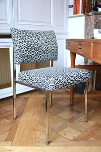 Image 4 of Chaises chromées motifs géometriques