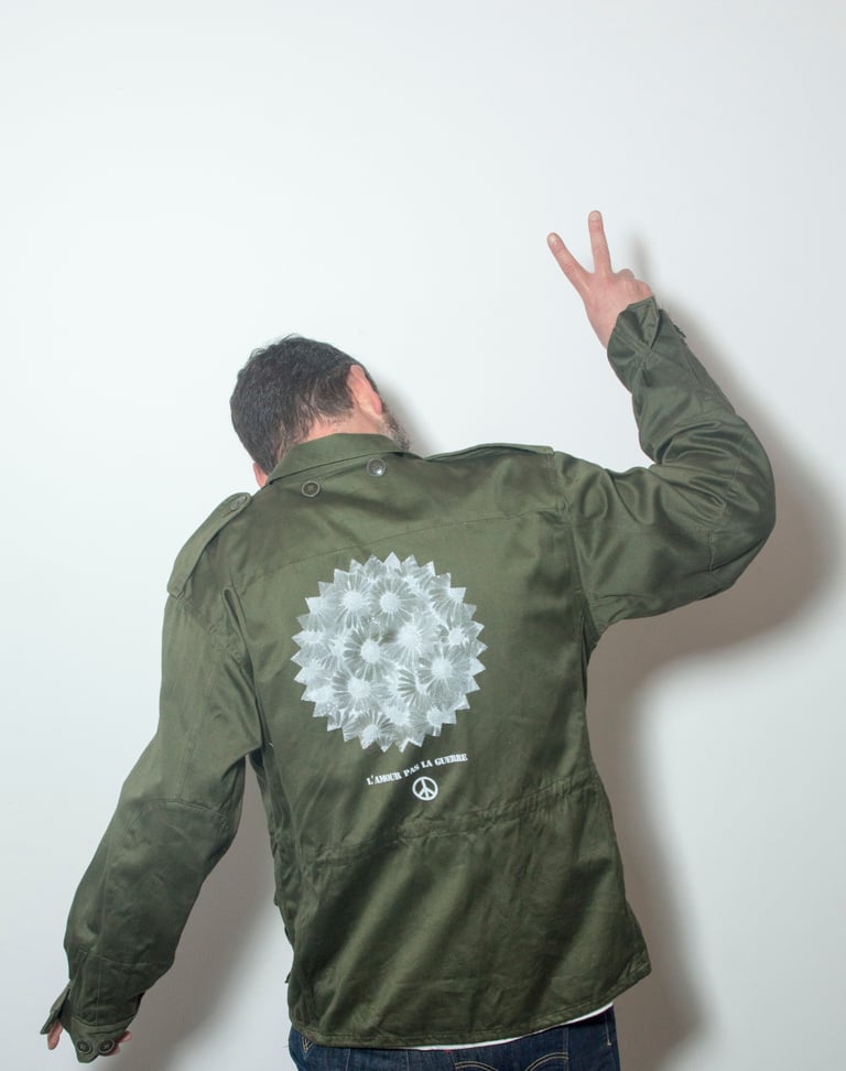 Seconde Main Grande Ourse / Veste militaire "L'amour pas la guerre"