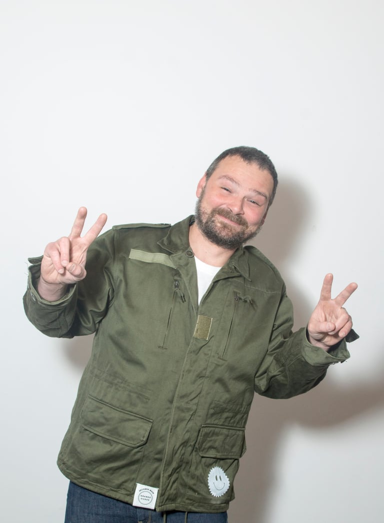 Seconde Main Grande Ourse / Veste militaire "L'amour pas la guerre" Image 2