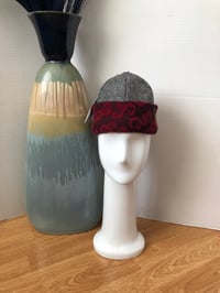 Image 1 of H.O.D. Knitted Brim Hat Black Tweed Fabric Crown W/ Burgundy 7 Flower Accent Brim
