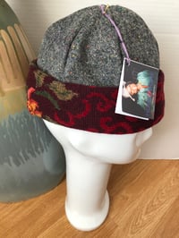 Image 2 of H.O.D. Knitted Brim Hat Black Tweed Fabric Crown W/ Burgundy 7 Flower Accent Brim