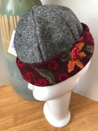 Image 3 of H.O.D. Knitted Brim Hat Black Tweed Fabric Crown W/ Burgundy 7 Flower Accent Brim