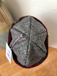 Image 4 of H.O.D. Knitted Brim Hat Black Tweed Fabric Crown W/ Burgundy 7 Flower Accent Brim
