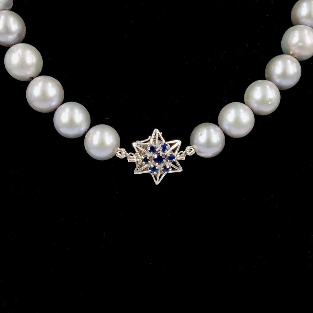 Image of Stunning silver coloured freshwater pearl strand. M3248, INT5665.