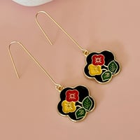 Image 1 of Flowers in a flower drops