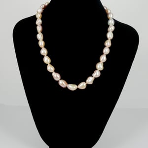 Image of Natural coloured pink/peach freshwater pearl strand. M3247