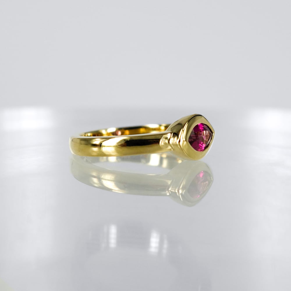Image of 9ct yellow gold tourmaline dress ring. PJ5964