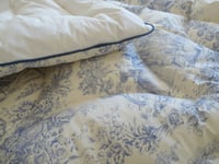 Image 5 of Stunning Toile de Jouy in Delft Blue Single Eiderdown - Ready to Go!