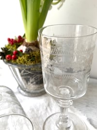 Image 4 of Verres à pied anciens gravés - lot de 7