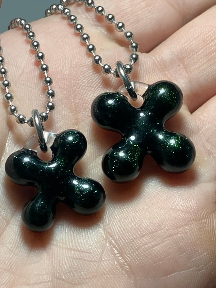 Image of sparkly dark green clovers 