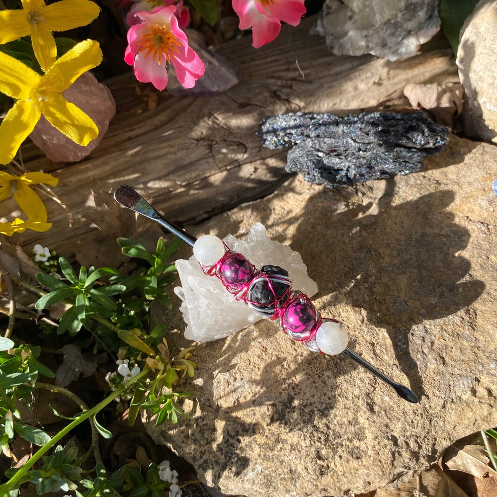 Image of bold beauty dab tool