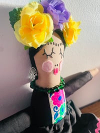 Image 1 of Frida with the flowers 