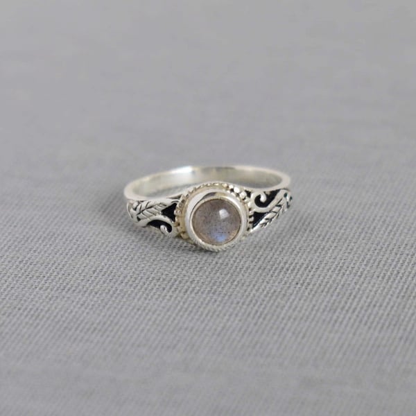 Image of Labradorite Moonstone cabochon vintage style silver ring
