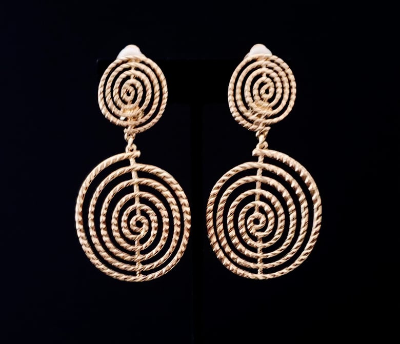 Image of Gold Ridged Swirl Clip-on Earrings 