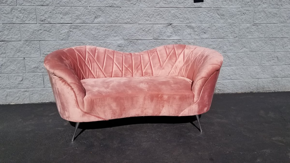 Blush pink loveseat velvet | PKLux Party Rentals