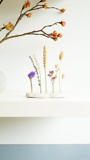 Image of Support en céramique avec des fleurs séchées