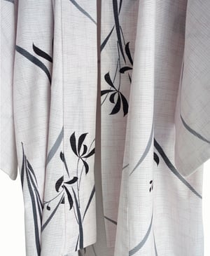 Image of Kimono af bomuld, lys beige-rosa med blå iris blomster