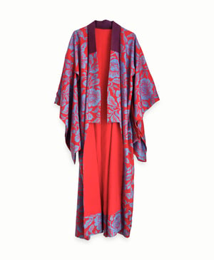 Image of Rød silkekimono med dueblå peoner