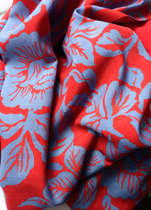 Image of Rød silkekimono med dueblå peoner