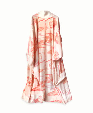 Image of Cremefarvet silke kimono med orange tegninger