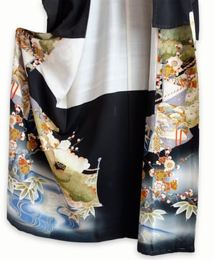 Image of Silkekimono lang sort med malerier