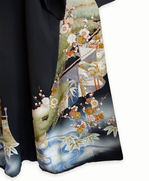 Image of Silkekimono lang sort med malerier