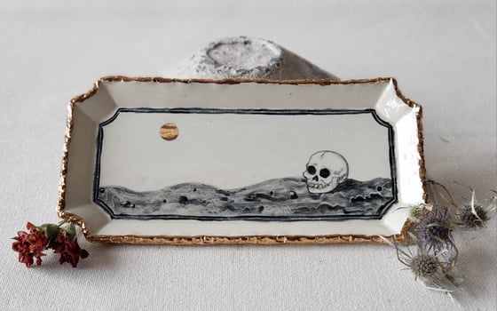 Image of Skull on charnel ground tray