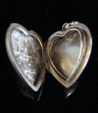 Image 2 of EDWARDIAN 9CT YELLOW GOLD SEED PEARL HEART LOCKET PENDANT 3.1g