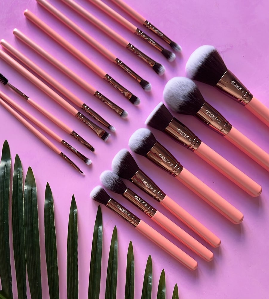 Image of 18 Piece Luxury Makeup Brush Set by Hedkandi Academy